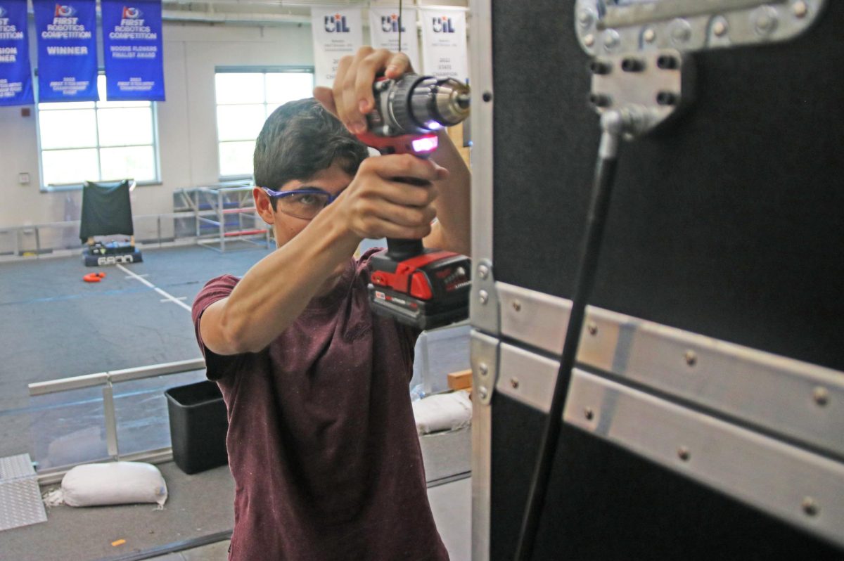 Junior Mauricio "Mau" Diazm, on Valor (FRC 6800), works on the Super Pit.